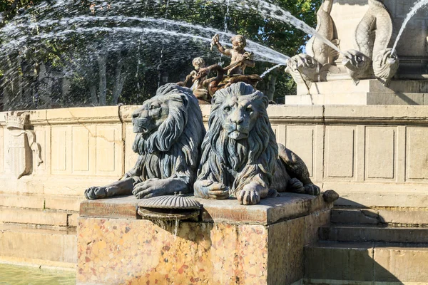 Statues de lion de fontaine d'eau — Photo