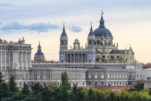 Catedral de Almudena, Madrid, Espanha Imagens De Bancos De Imagens Sem Royalties