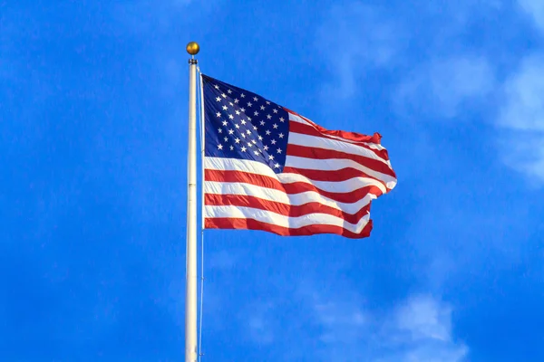 Vlajka Spojených států amerických na pólu vlajku — Stock fotografie