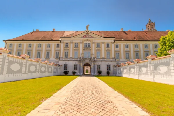 Barokke portal op herzogenburg klooster park, Oostenrijk — Stockfoto