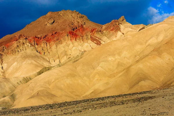 Mountain desert landscape in Death Valley National Park, Califor — Stock Photo, Image