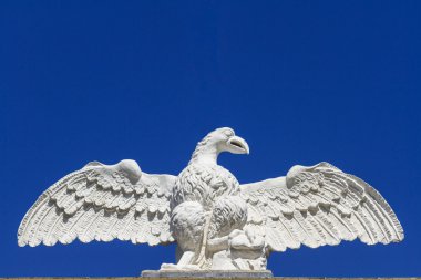 Kartal taş heykel
