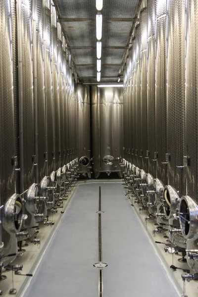 Modern vingård stål tankar — Stockfoto