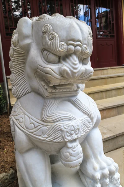 Chinese Leeuw bewaken ingang van pagode — Stockfoto