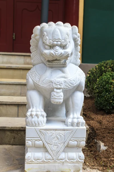 Lion chinois gardant l'entrée de la pagode — Photo