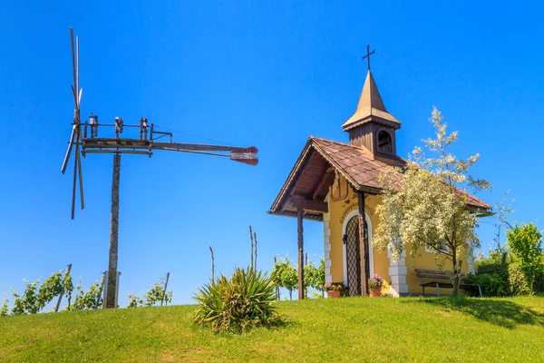 小さな礼拝堂と風車、シュタイアー マルク州シュタイアー マルク州トスカーナのブドウ畑, — ストック写真
