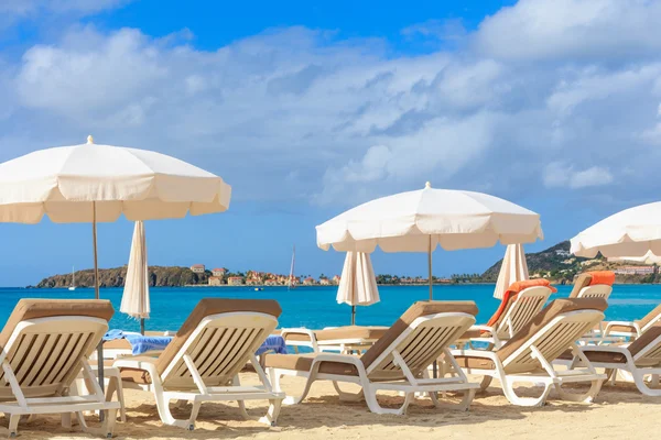 Plážová lehátka a slunečníky na pláži v tropickém ráji — Stock fotografie