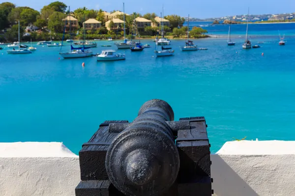 Cannon pointing at ships in the Caribbean Sea — Stock Photo, Image