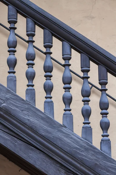 Garde-corps en bois d'un escalier antique — Photo