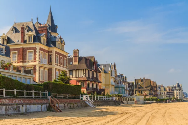 Trouville sur Mer tengerparti sétány, Normandia, Franciaország — Stock Fotó