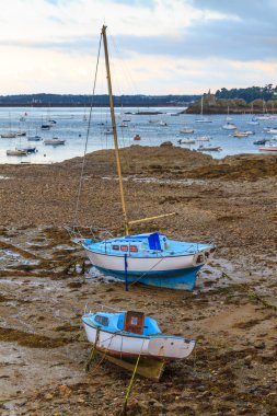 Brittany, Fransa st. malo yakınındaki ebb gelgit yelkenli tekneler