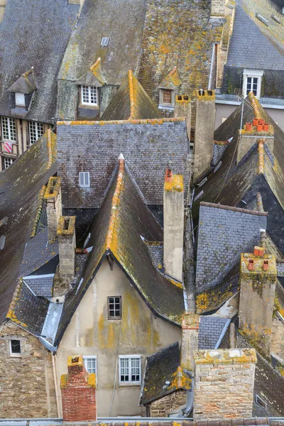 Dinan azoteas de la ciudad vieja, Bretaña, Francia — Foto de Stock