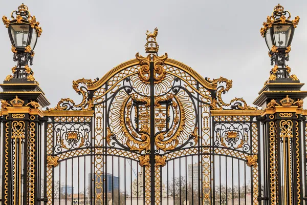 Περίτεχνα πύλη στο buckingham palace, Λονδίνο, Ηνωμένο Βασίλειο — Φωτογραφία Αρχείου