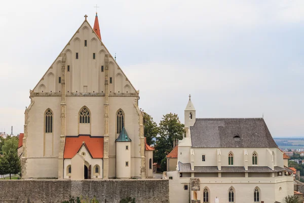 Znojmo，捷克共和国-圣尼古拉教堂和圣 wencesla — 图库照片