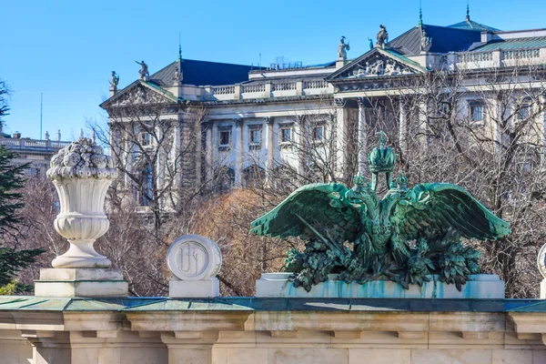 Vienna - Entrance portal of Burggarten with Hofburg Palace in ba — Stock Photo, Image
