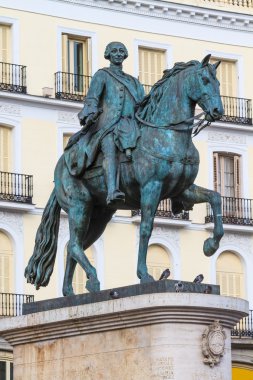 Kral Carlos III atlı heykelin üzerine puerta del sol, madrid, spa