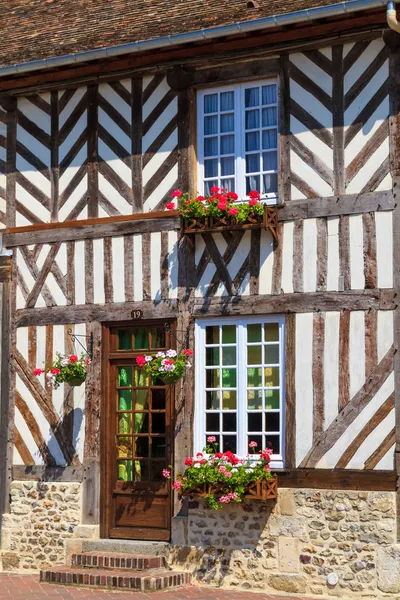 Beuvron-en-auge, typický dům fasáda, Normandie — Stock fotografie