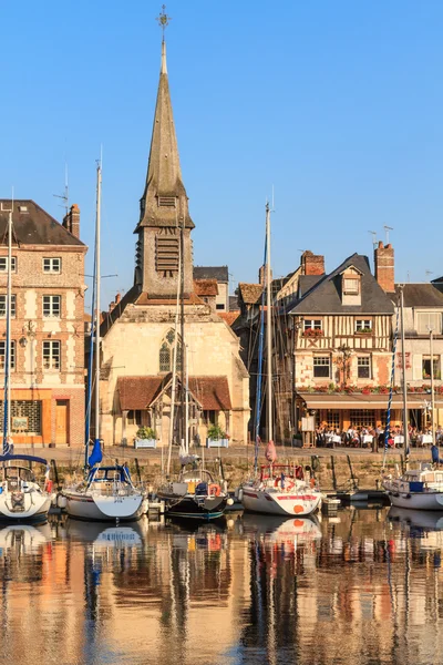 Puerto de Honfleur con barcos y casas antiguas, Normandía, Francia —  Fotos de Stock