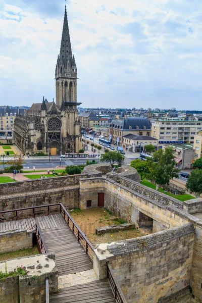 Caen, kasteel en l'eglise saint-pierre, Normandië, Frankrijk — Stockfoto