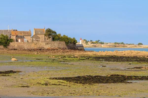 Costa de Normandía cerca de Saint-Vaast-la-Hougue y la isla de Tatihou, Fr. —  Fotos de Stock