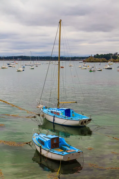 Łodzie żaglowe w pobliżu st. malo w brittany, Francja — Zdjęcie stockowe