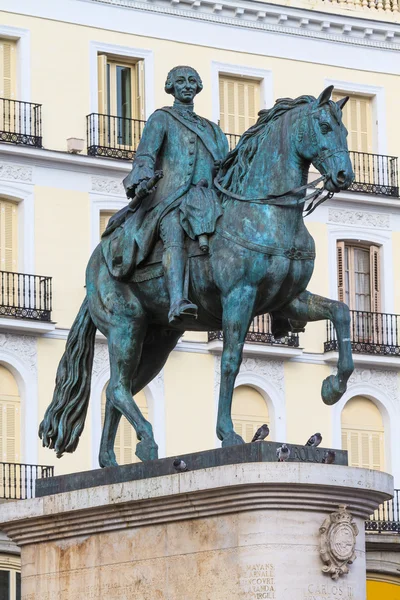 Βασιλιάς carlos iii Έφιππο ανδριάντα στο puerta del sol, Μαδρίτη, σπα — Φωτογραφία Αρχείου