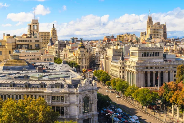Madrid cityscape ve alışveriş caddesi via gran hava görünümünü,