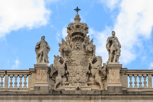 Koninklijk Paleis Madrid, wapenschild op de top van palace, Spanje — Stockfoto