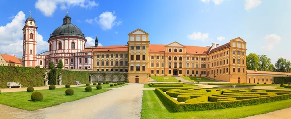 Jaromerice paleis, de kathedraal en de tuinen in Zuid-Moravië, cz — Stockfoto