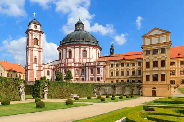 Jaromerice paleis, de kathedraal en de tuinen in Zuid-Moravië, cz — Stockfoto