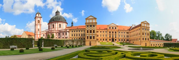 Jaromerice palatset, katedralen och trädgårdar i Södra Mähren, Tjeckien — Stockfoto