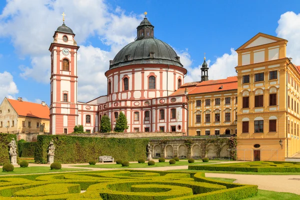 Jaromerice palatset, katedralen och trädgårdar i Södra Mähren, Tjeckien — Stockfoto