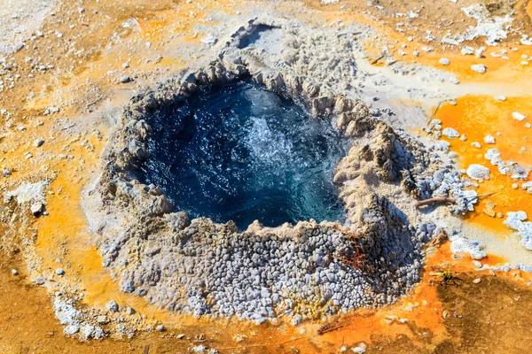 Parque Nacional de Yellowstone, Primavera China en el Geiser Superior Ba — Foto de Stock