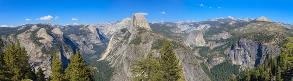 Yosemite-Tal-Panorama mit halber Kuppel, Kalifornien — Stockfoto