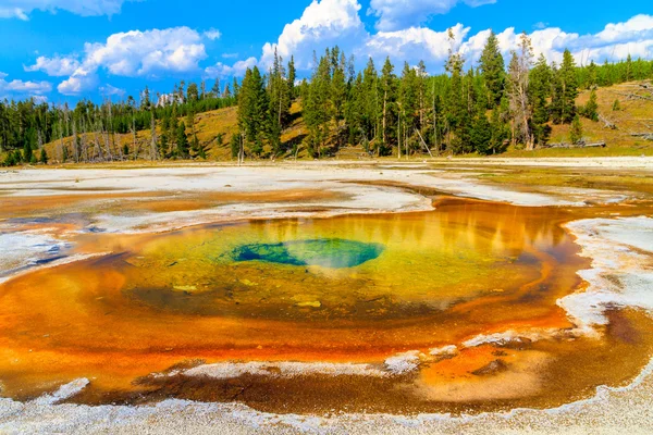 Piscina cromática, Parque Nacional de Yellowstone, Cuenca del Géiser Superior, W — Foto de Stock