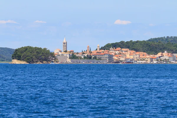 Isla croata de Rab, vista de la ciudad y fortificaciones, Croacia — Foto de Stock