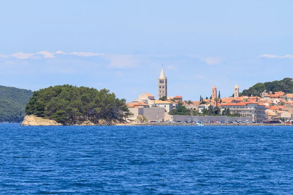 Isola di Rab, veduta sulla città e fortificazioni, Croazia — Foto Stock