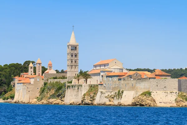 Isla croata de Rab, vista de la ciudad y fortificaciones, Croacia — Foto de Stock