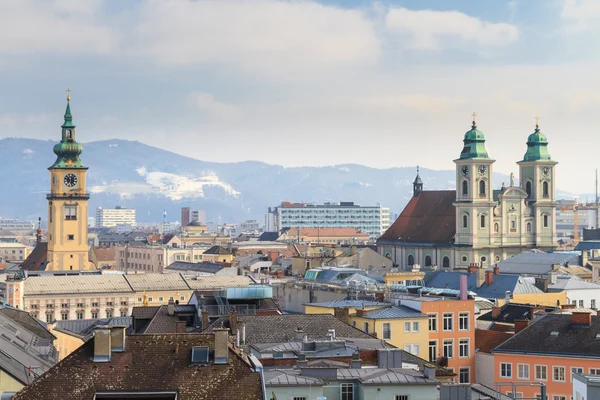 Linz, Vista de la ciudad vieja con iglesias, Austria — Foto de Stock