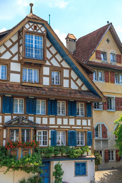 Типичные швейцарские деревянные дома — стоковое фото
