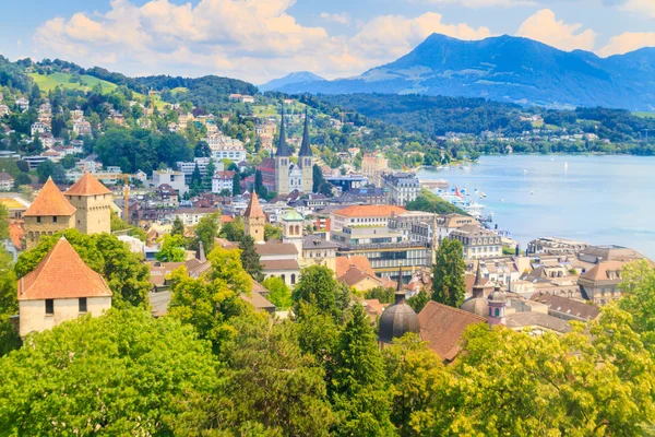 Luzern, město pohled z městské hradby s jezerem — Stock fotografie