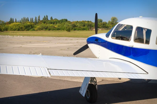 Avião de hélice na pista — Fotografia de Stock