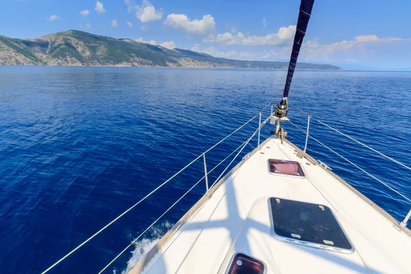 Arco de barco à vela com mar azul — Fotografia de Stock