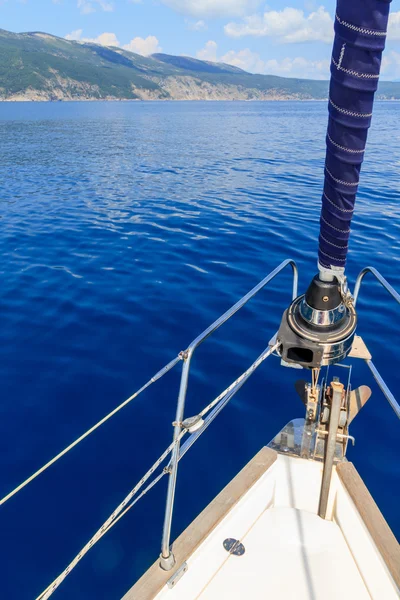 Båge av segelbåt med blå havet — Stockfoto