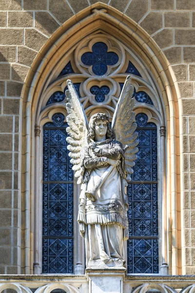 Gotische engel het platform detail van kerk — Stockfoto