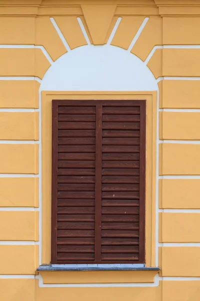 Fenster eines alten Hauses geschlossen — Stockfoto