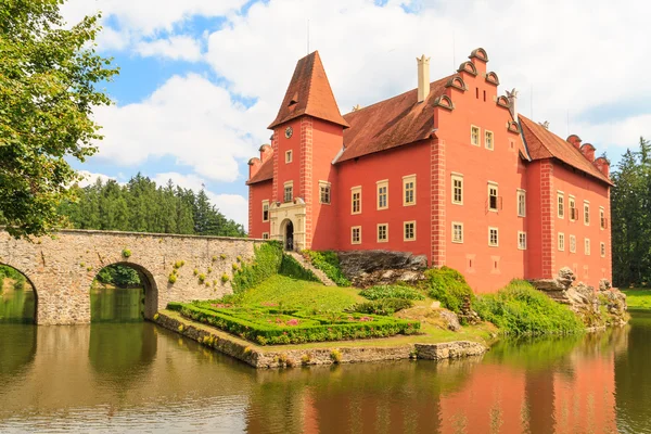 Castillo de agua roja Cervena Lhota en el sur de Bohemia, República Checa — Foto de Stock