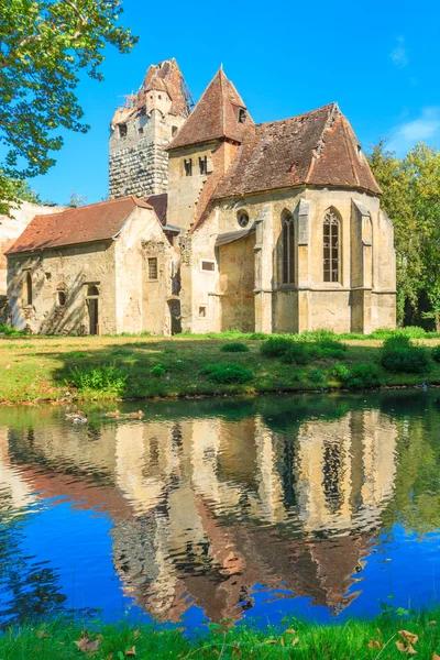 Pottendorf slott och gotiska kyrkan ruinerna nära eisenstadt, austr — Stockfoto