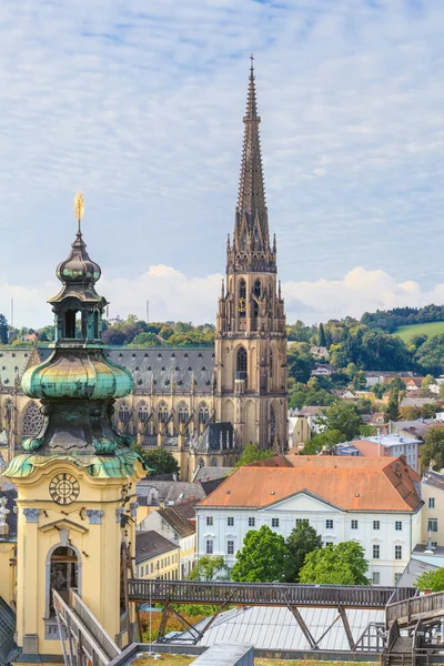 Linz stadsbilden med nya katedral och kyrkan av ursulines, en — Stockfoto