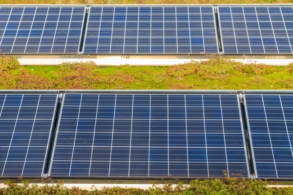 Painéis solares no telhado — Fotografia de Stock